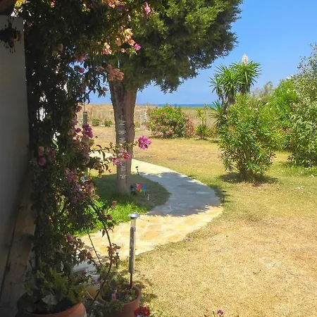 Driftwood Beach House, Corfu * 아카라비